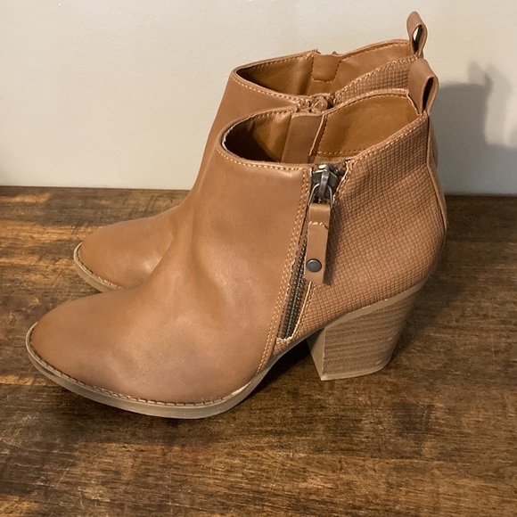 Universal Thread Shoes - Women’s Universal Thread Western Style Ankle Boot, Size 6